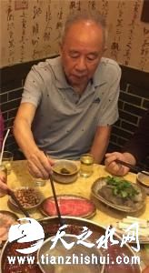 火锅是牟其中回乡的第一顿饭。