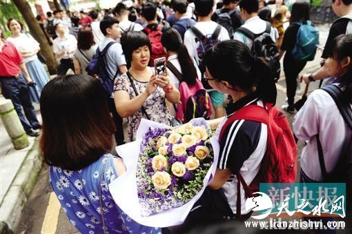 收到鲜花的考生。 新快报记者 夏世焱/摄