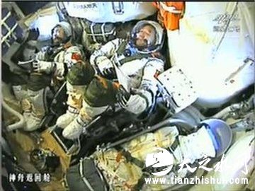 舱内两名宇航员景海鹏与陈冬（右）