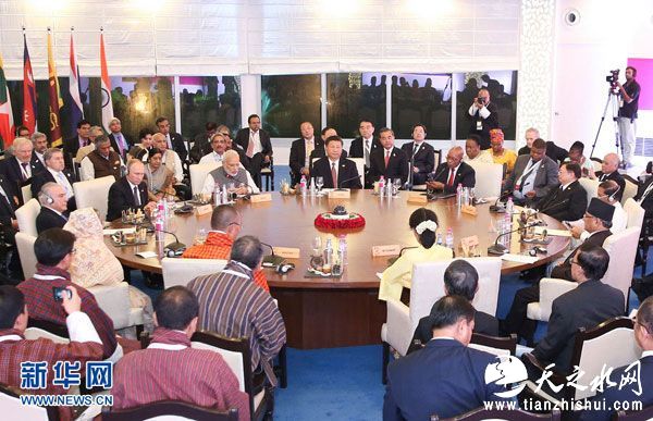 10月16日，金砖国家领导人同“环孟加拉湾多领域经济技术合作倡议”成员国领导人对话会在印度果阿举行。国家主席习近平同印度总理莫迪、南非总统祖马、巴西总统特梅尔、俄罗斯总统普京以及斯里兰卡总统西里塞纳、孟加拉国总理哈西娜、不丹首相托杰、尼泊尔总理普拉昌达、缅甸国务资政昂山素季、泰国政府代表等共同出席。新华社记者丁林摄