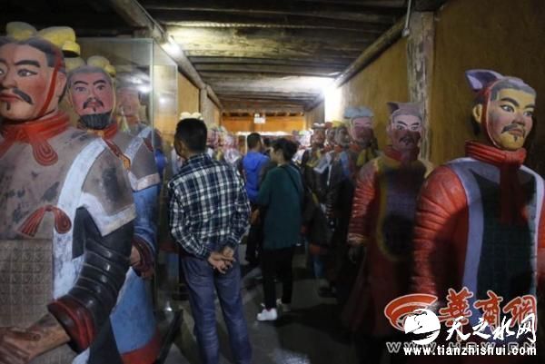 游客参观山寨景点内的”红唇双眼皮“兵马俑。华商报 图
