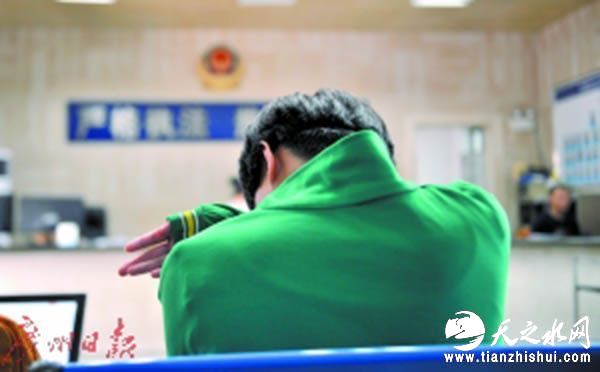 女生婷婷在家长的陪伴下向记者讲述当时的情况。 广州日报 图