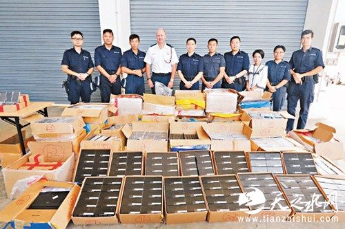 香港水警展示在走私快艇上检获的货物。（香港《文汇报》/刘友光 摄）