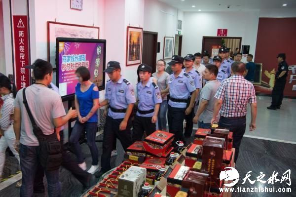 涉传人员在开总结大会时被警方带走。 微博@合肥-万家热线 图