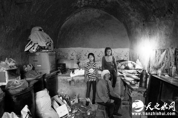 山西临县一学校93名学生40名特困，回一趟家需步行三小时