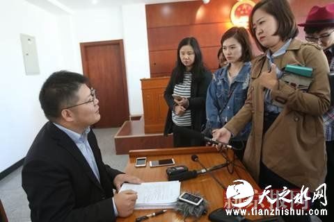 原告李先生代理律师在庭审后接受记者采访。新京报记者 王贵彬 摄