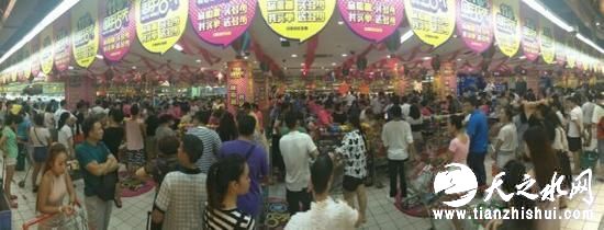 16日21时，三亚国际购物广场旺豪超市排长龙。海南日报记者武威摄