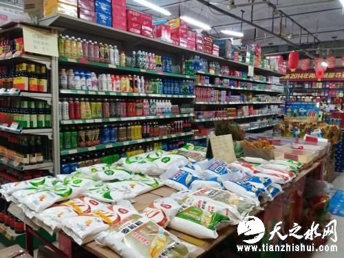 16日21时，三亚第三农贸市场文通超市生活必需品充足。林诗婷摄