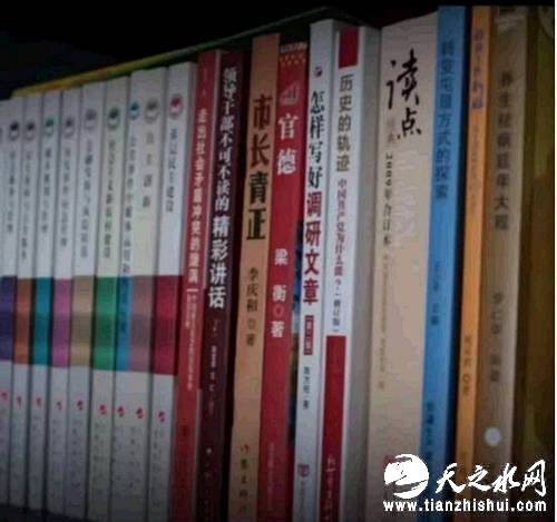 王华在一篇学习习近平总书记关于理想信念论述的读书笔记中写道：“把理想信念当作共产党人精神上的&lsquo;钙&rsquo;，体现了总书记高超的智慧。巧用一个&lsquo;钙&rsquo;字，就把理想信念这个抽象的概念形象化，拉近了与每个人的距离”“坚定理想信念，必须落实到平时的工作和关键时候的表现上，体现在时时、处处、事事上”。