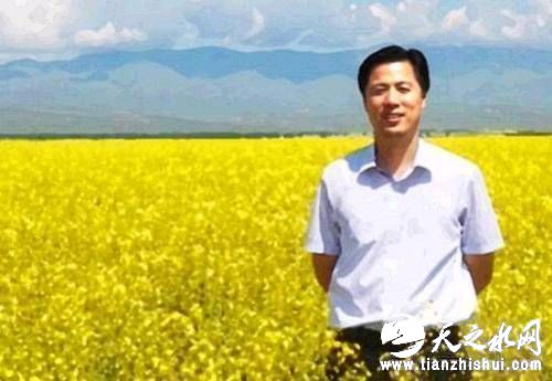 王华在一首小诗中写道：我喜欢伊犁，塞外的风是敏感的，冷暖是热烈的/我喜欢伊犁，不是我来自江南，而是我从江南来。