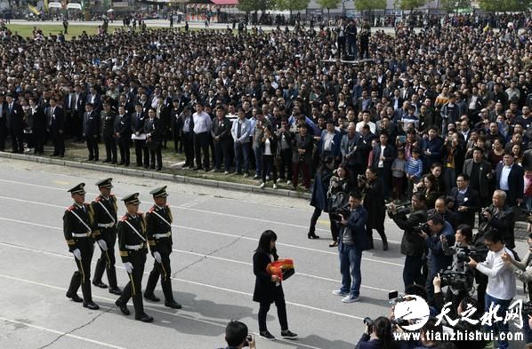 10月16日，火海救人英雄王锋骨灰返乡安放仪式在河南省南阳市方城县举行。
