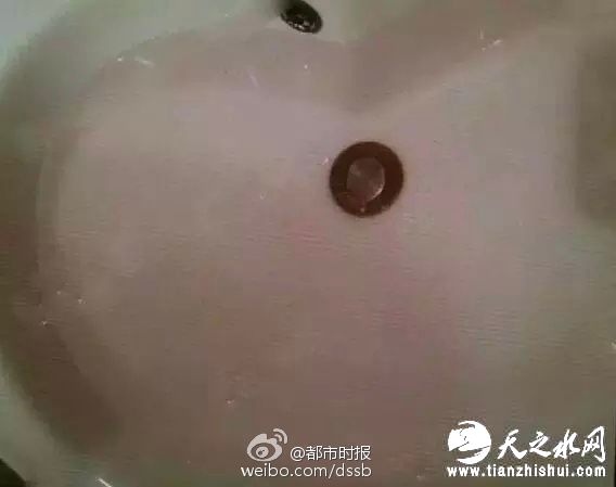 图为住户发布的家中自来水照片。