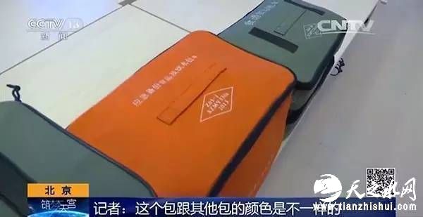 在这些食品包中，有一个橙色的包， 臧鹏介绍，这是在应急状态下供航天员使用的食品包。