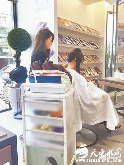 美发及美容美体业也是调查中的低薪行业。（台湾《中时电子报》资料照/廖佩妤 摄）