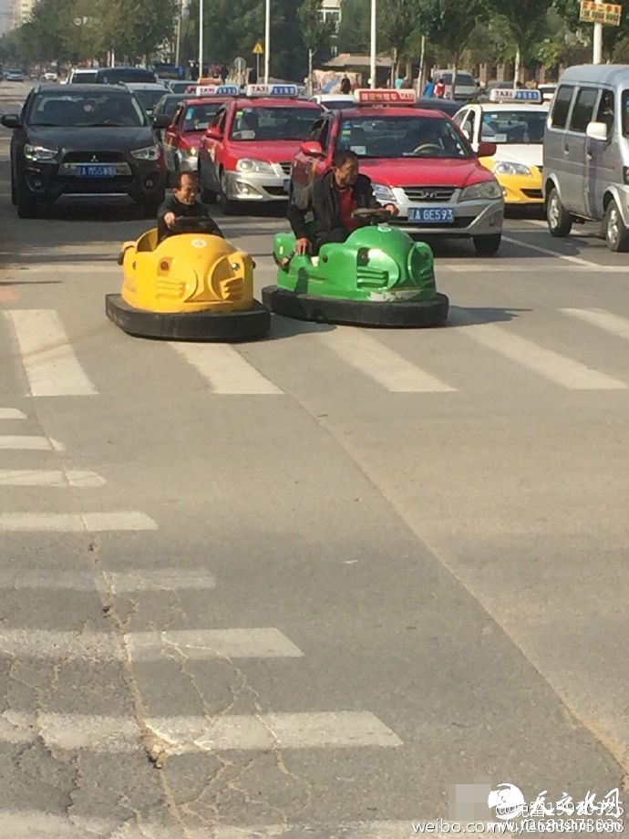 , 图为开碰碰车大叔上街。
