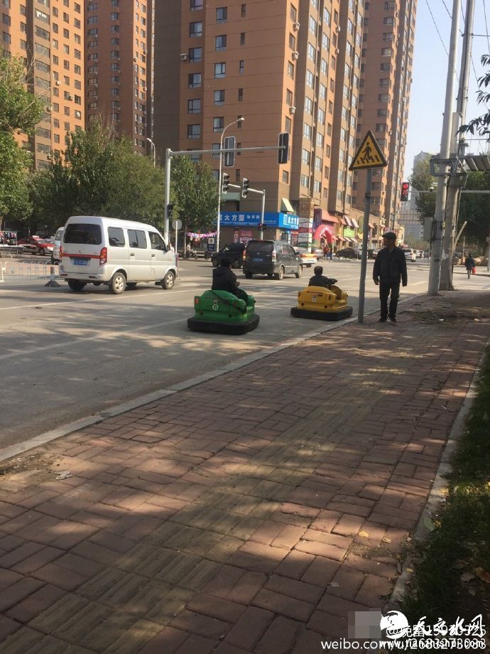 , 图为开碰碰车大叔上街。