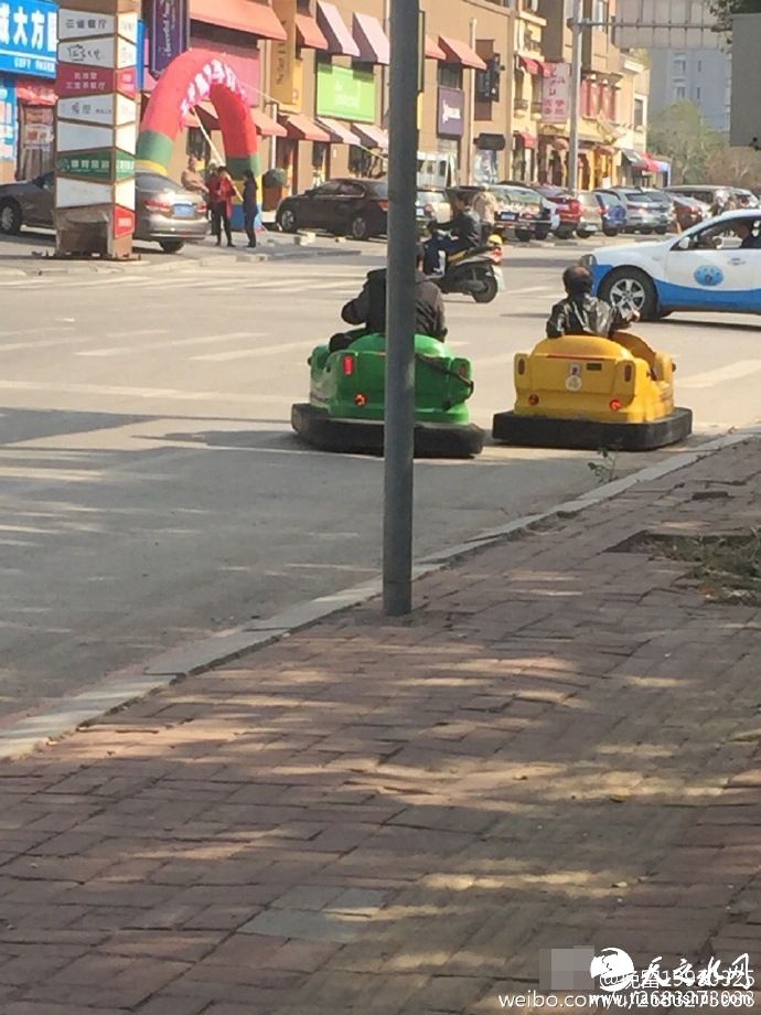 , 图为开碰碰车大叔上街。