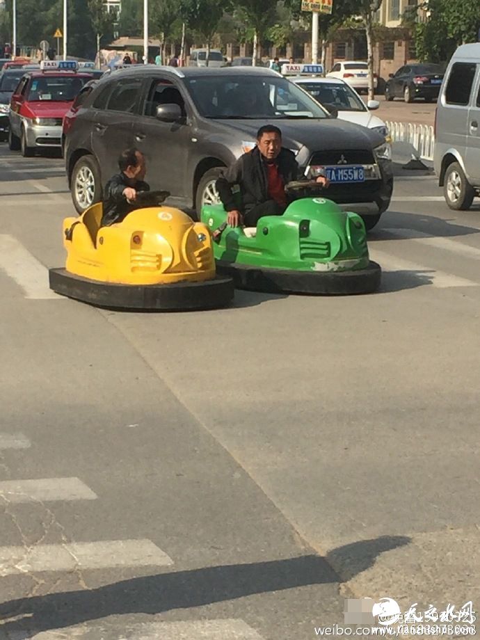 , 图为开碰碰车大叔上街。