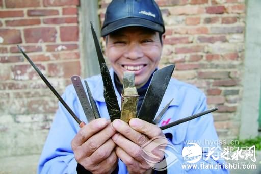 第一次采访冯树元时，他向记者展示自制的雕刻工具。