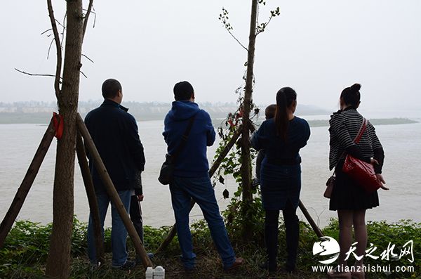 游客在遗址所在地的江域岸边眺望。 澎湃新闻记者 胥辉 图