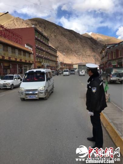图为地震发生后，杂多县街头秩序井然 钟欣 摄