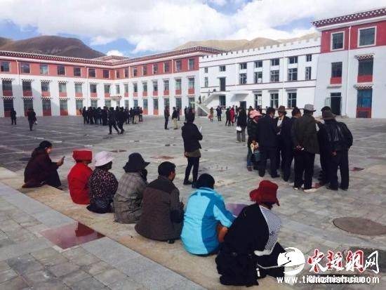 中国地震台网正式测定，北京时间2016年10月17日15时14分，在青海玉树州杂多县(北纬32.8度，东经94.9度)发生6.2级地震，震源深度9公里。尕玛求加 摄 视频：青海玉树杂多县发生6.2级地震 来源:央视新闻