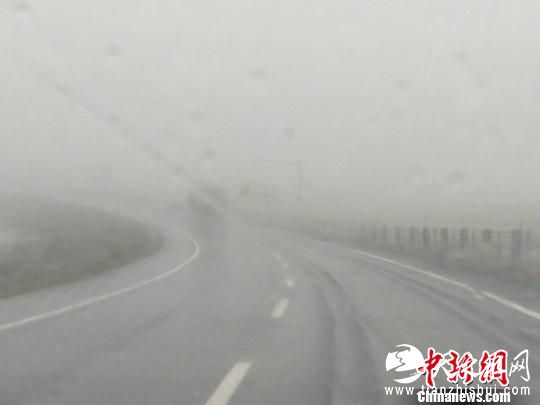 17日，受冷空气入侵影响，新疆阿勒泰地区吉木乃县出现大雾雨夹雪天气，气温降至零度，阿勒泰地区气象台称预计今天夜间到18日出现雨或雨夹雪,气温明显下降。 张雯程 摄