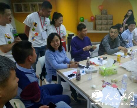 活动“不仅是扩大影响力，对自己的工作也有很直接的促进”，来自公交集团的五四奖章获得者杨坤说，“不同行业的精英在一块交流，碰撞出的火花可真不少”。