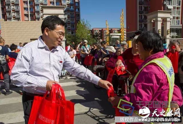 朱长江向居民宣传换届政策