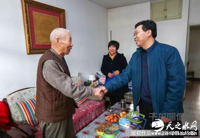 朱长江看望老党员，征求意见建议