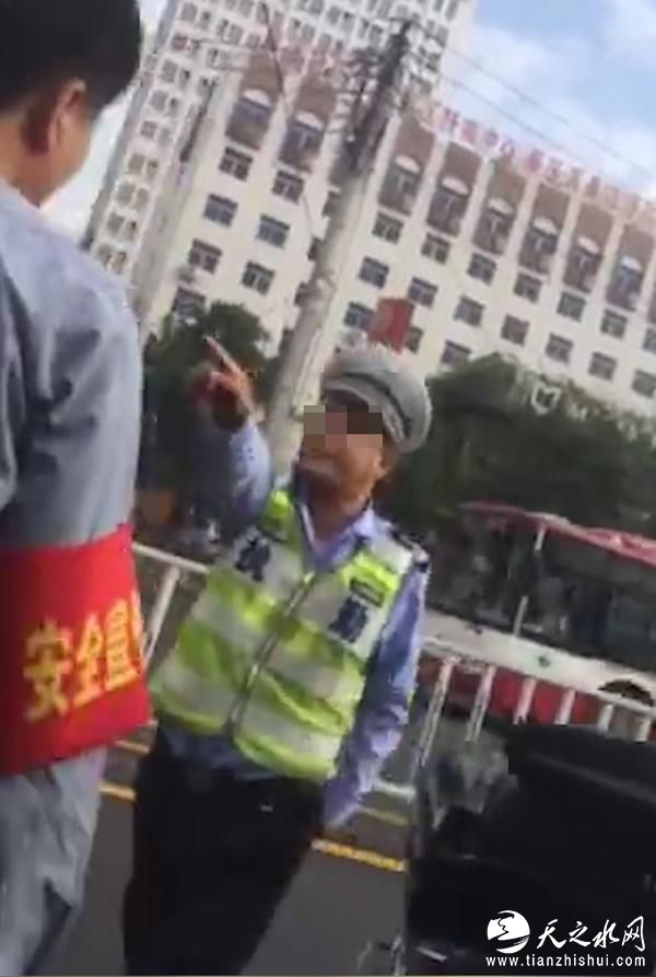 温州交警二大队一协警骑电瓶车闯入公交车道与公交司机争吵。