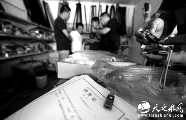 办案民警将胡某抓获，并起获了相关证据。 京华时报 图