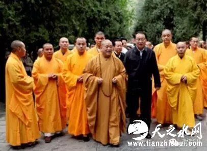 一个月后，5月20日，全国政协原主席贾庆林视察少林寺。