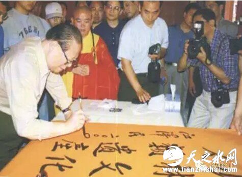 在少林寺，江泽民题写了“少林文化，人类遗产”八个大字。