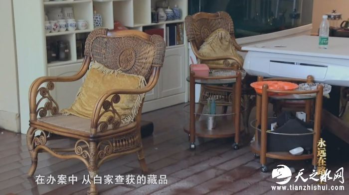 周涛（中央纪委纪检监察室工作人员）：我们光清理这些东西，前前后后大概十几天的时间。像这种翡翠手镯，都是用一个绳子一系，系起来这一串手镯这么一提，就这种概念的。