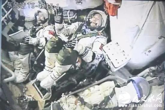 原来，航天员和我们一样，也是活生生的人（废话），不过相信此时此刻，作为初上太空的陈冬，也只有这个“爽”字才能概括他内心的感受了。