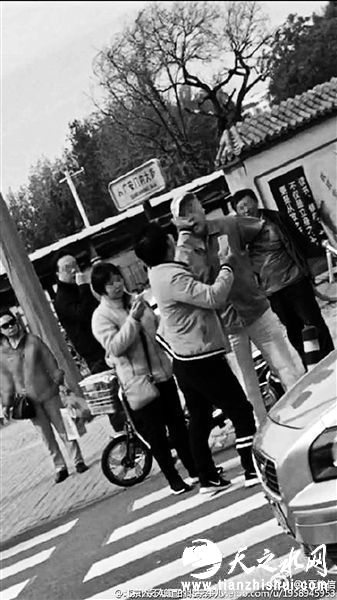 网络视频中男子曾打了老人一耳光