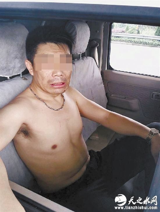 高速交警赶到时，这名男子正赤膊对妻子施暴。