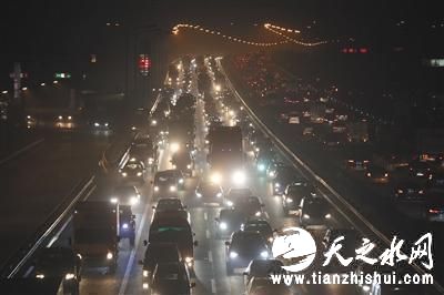 10月15日，东五环远通桥，雾霾下的晚高峰。新京报记者 侯少卿 摄