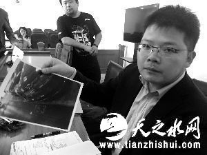 李先生的代理人出庭并出示证据。