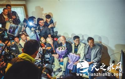 10月17日，河南洛阳，神十一成功发射，陈冬父亲和陈冬的老师在家里看直播，大批记者集中采访，场面壮观。图/视觉中国