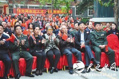 昨日，山西省运城市，景海鹏家所在的小区聚集了不少前来等待观看发射直播的亲朋好友。图/视觉中国