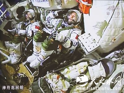 昨日7时30分，两名航天员景海鹏（右）和陈冬在火箭发射瞬间敬军礼。 新华社记者 琚振华 摄