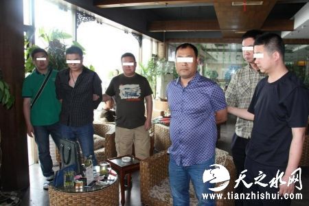 被缴获的潜水服、金属探测仪等作案工具。