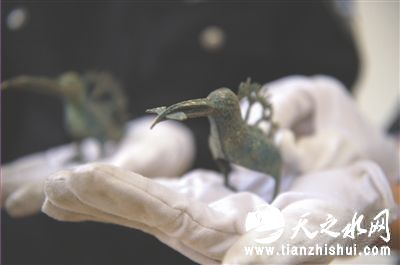 眉山警方追缴回来的叼着鱼的青铜鸟 蒋麟 摄