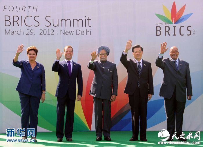 2012年3月29日，金砖国家领导人第四次会晤在印度新德里举行，会议发表了《新德里宣言》，探讨了成立金砖国家开发银行的可能性，明确提出全球治理改革的诉求，并签署了两项旨在扩大金砖国家本币结算和贷款业务规模的协议，使得金砖国家间的贸易和投资便利化。