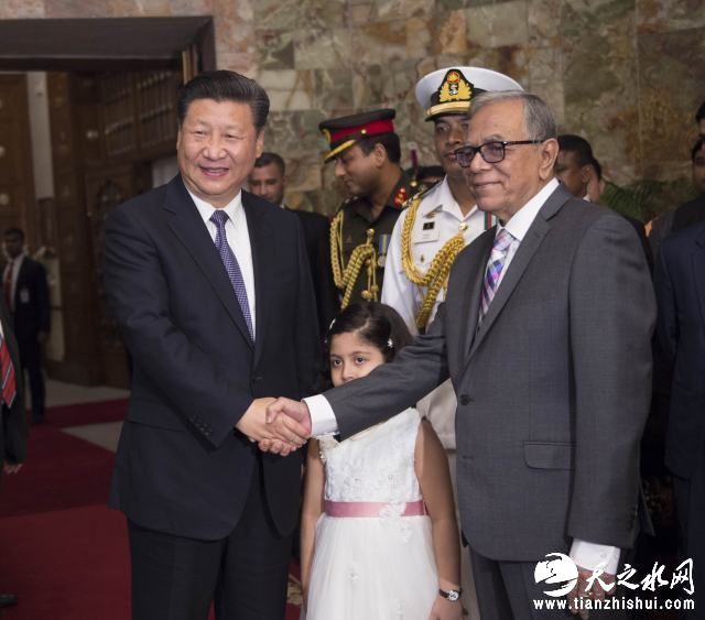 图为10月14日，国家主席习近平在达卡会见孟加拉国总统哈米德。（新华社记者谢环驰摄）