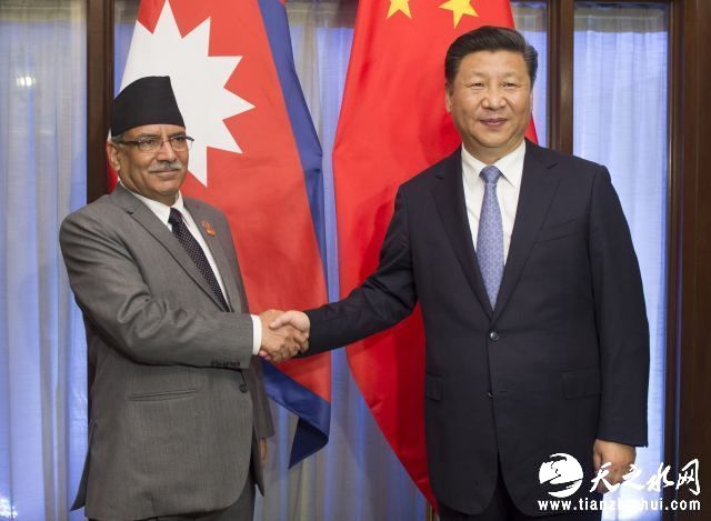 图为10月15日，国家主席习近平在印度果阿会见尼泊尔总理普拉昌达。（新华社记者谢环驰摄）