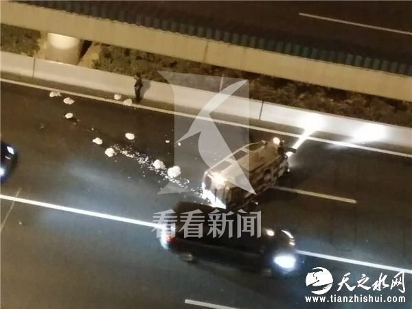 车载视频记录仪画面显示，事发时，一辆奔驰车打着右侧变道灯、突然从自己的车道内实线变道，奔驰车右侧的面包车可能为了避让奔驰车，猛地朝右打方向、随后又朝左打方向，失控后径直撞击中间隔离栏。