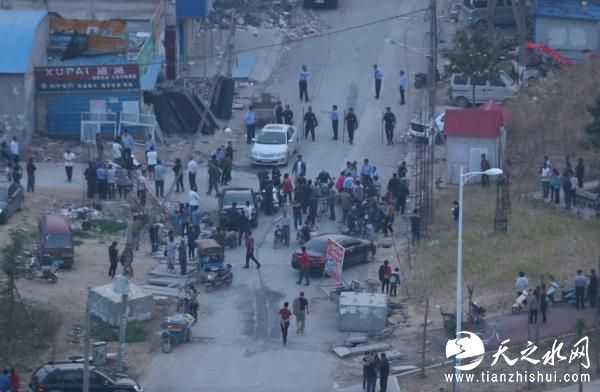 5月10日，河南郑州，惠济区薛岗村拆迁户范华培持刀捅死3人，捅伤1人。警方赶到后将其击毙。 视觉中国 资料